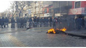 Manteros protestaron frente a la sede municipal por los operativos contra la venta ilegal.