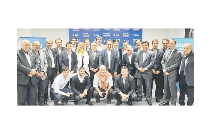 Daniel Scioli comprometió a más de treinta intendentes del conurbano de Buenos Aires en la campaña para los días que quedan previos al balotaje del 22 de noviembre. Antes  juntó al equipo nacional de campaña.