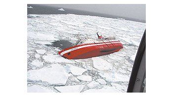 ámbito.com | En el hundimiento de un crucero turístico en la Antártida, el salvataje quedó en manos dela marina chilena porque la Argentina ha perdido operatividad en la zona por daños en elrompehielos y con aviones que no pueden volar.