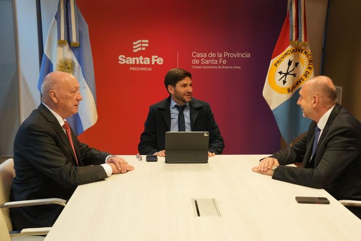 El gobernador de Santa Fe, Maximiliano Pullaro, junto a los exmandatarios Omar Perotti y Antonio Bonfatti.