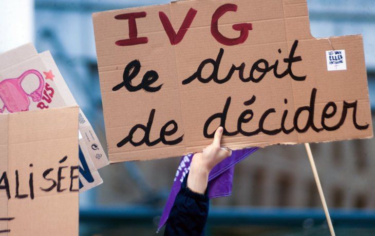 Francia extiende el derecho al aborto hasta las 14 semanas de gestación