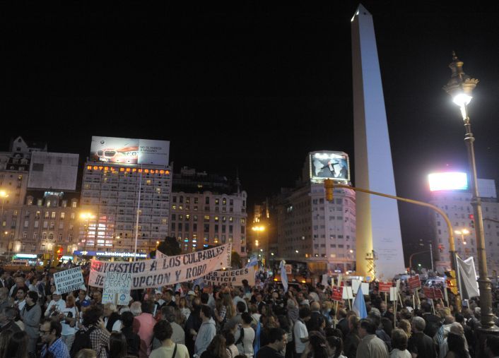 Masiva protesta en oposición al Gobierno (foto 1)