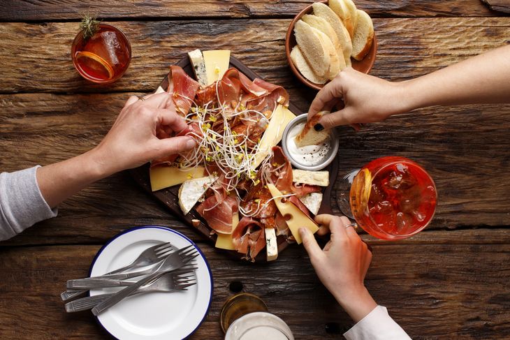 Tortillas, papas, jamón crudo y buñuelos, entre las especialidades de la casa. Tortillas, papas, jamón crudo y buñuelos, entre las especialidades de la casa.