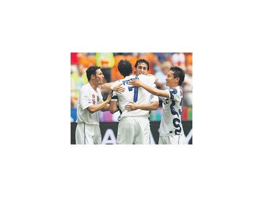 El Inter le ganó 3 a 1 al Catania de Diego Simeone. En la foto, el festejo del primer gol de Giampaolo Pazzini, quien es abrazado por Javier Zanetti, Diego Milito y el japonés Nagamoto.