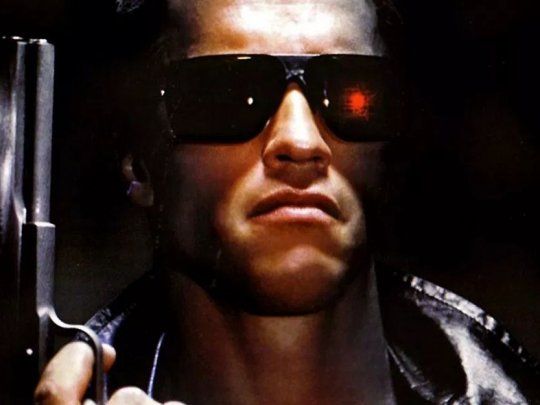 Con un simple cambio, Arnold creó una de las citas más memorables del cine, demostrando que a veces los momentos icónicos surgen de lo inesperado.
