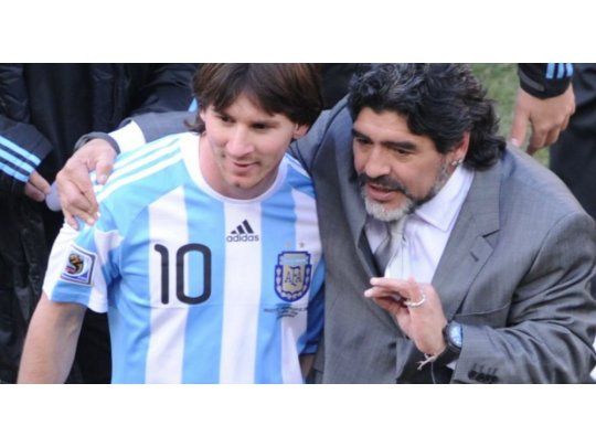 Maradona le explica a Messi.