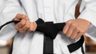 Logró hacer miles de millones, pero su verdadera pasión son las artes marciales. Logró hacer miles de millones, pero su verdadera pasión son las artes marciales.