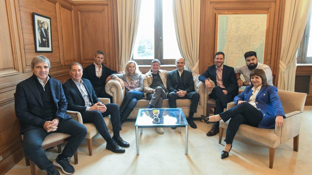 La mesa política del Gobierno se reúne este martes en Casa Rosada para analizar la agenda parlamentaria.
