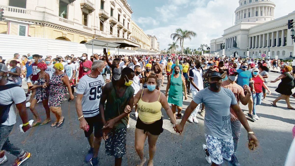 Estallan en Cuba inéditas protestas contra el régimen en medio de la peor crisis económica en 30 años