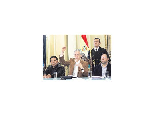 Con Evo Morales de viaje en Venezuela, fue el vicepresidente de Bolivia, Álvaro García Linera, uno de los hombres más influyentes del Gobierno, el encargado de anunciar el aumento de los combustibles, que permitirán un ahorro de u$s 380 millones anuales en concepto de subsidios al consumo.
