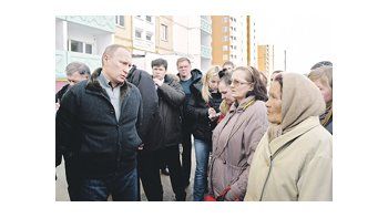 El primer ministro de Rusia y candidato presidencial, Vladimir Putin, dialoga con habitantes de un edificio que explotó ayer en Astraján, 1.280 kilómetros al sur de Moscú. El colapso se debió a una falla de gas: 8 muertos.