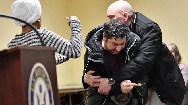 Ilhan Omar fue rociada con una sustancia no identificada durante una asamblea con vecinos en Minneapolis.