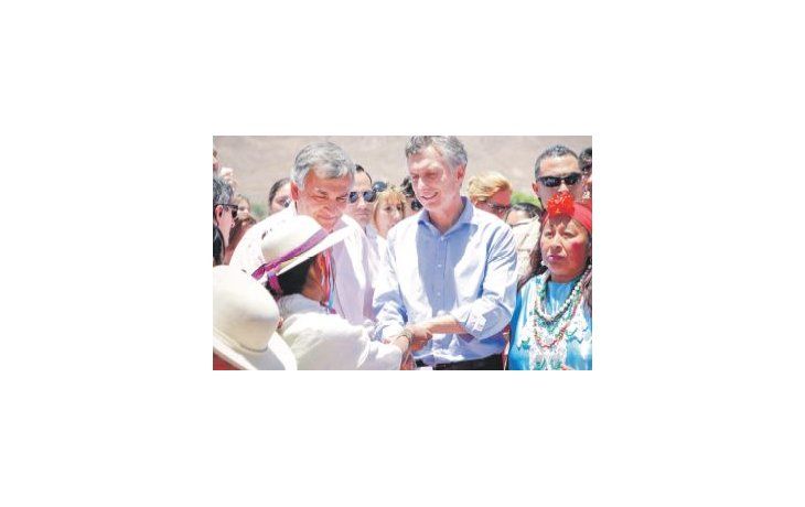 Mauricio Macri con Juliana Awada y Gerardo Morales, ayer en Jujuy, participaron de un homenaje a la Pachamama, previo al acto  de cierre de campaña.
