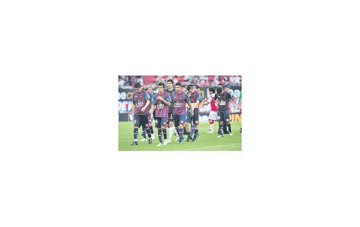 Los jugadores de San Lorenzo dejan la cancha con la decepción a cuestas. El equipo sigue en Promoción y se quedó sin técnico.