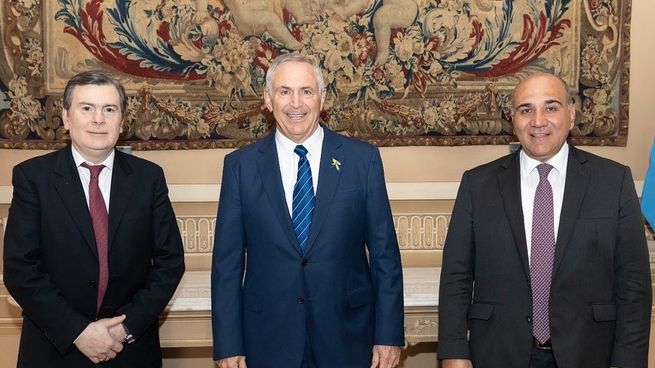 El gobernador santiagueño Gerardo Zamora y el jefe de Gabinete, Juan Manzur, durante el encuentro el pasado viernes con el embajador de EE.UU en Argentina, Marc Stanley.