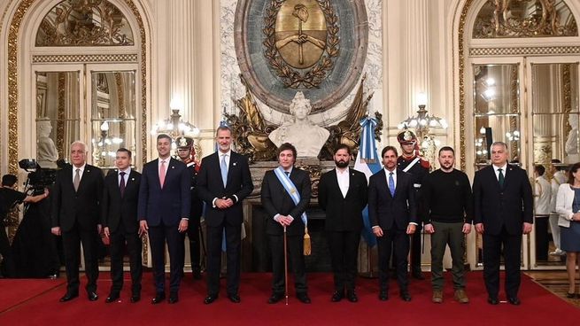 Al centro, con la banda y el bastón, el flamante presidente Javier Milei, acompañado por los demás representantes internacionales.