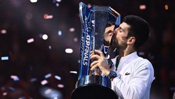 Beso. Novak Djokovic ganó el ATP Finals por sexta vez y se llevó un premio histórico.
