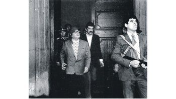 ámbito.com | Salvador Allende, tal como se lo retrató en una de sus últimas fotos el día de su muerte: con casco y fusil en mano dispuesto a resistir el golpe pinochetista en La Moneda.