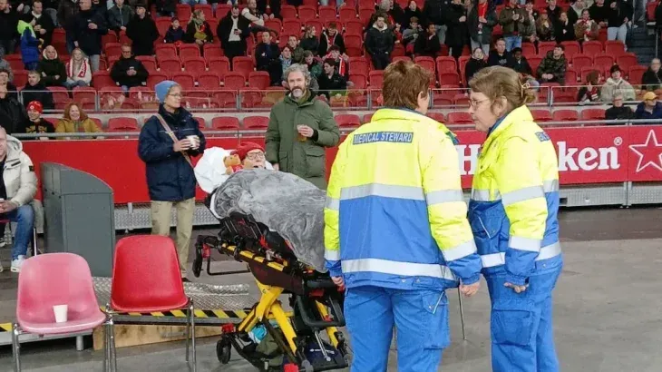 Pese a su complicado estado de salud, este fanático no se pierde ningún juego del Ajax. Pese a su complicado estado de salud, este fanático no se pierde ningún juego del Ajax.