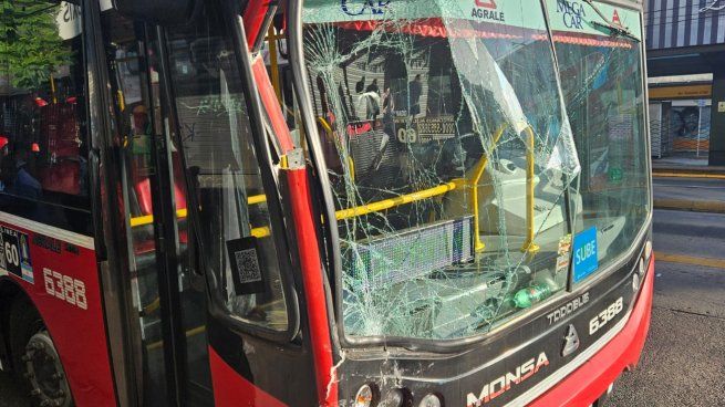 Uno de los colectivos que chocó en el Metrobus de Cabildo
