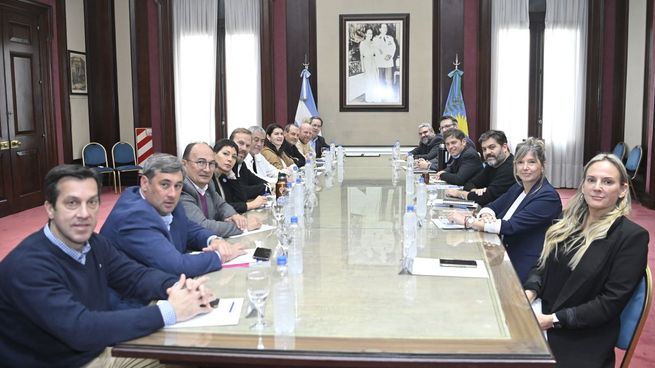 Axel Kicillof junto a intendentes bonaerenses.