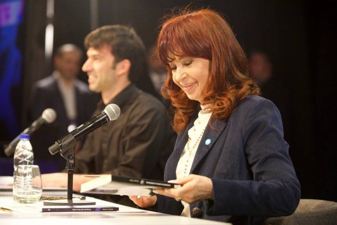 Cristina Kirchner junto a Pedro Rosemblat en la presentación en la UMET.