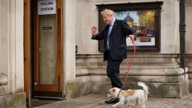 El primer ministro británico, Boris Johnson, al momento de votar en Londres.