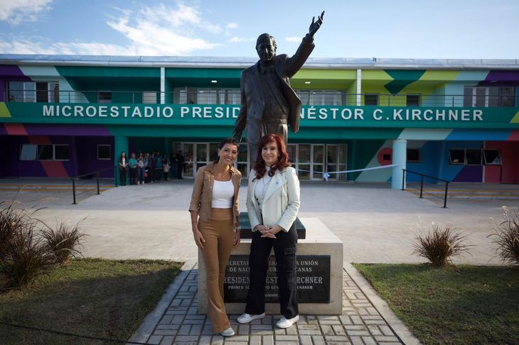 Cristina Kirchner con Mayra Mendoza frente al monumento del Microestadio Néstor Kirchner en Quilmes.