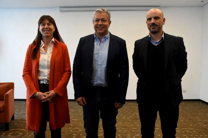 El gobernador neuquino, Rolando Figueroa, junto a los candidatos a senadores nacionales por el oficialismo provincial.