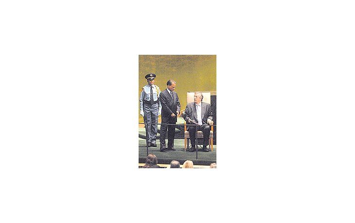 ámbito.com | NéstorKirchneresperó suturno parahablarante laAsambleade la ONUcustodiadoporagentesfederales.Desde lasbancas, lovigilaba lacomitivaargentinajunto a suesposa.