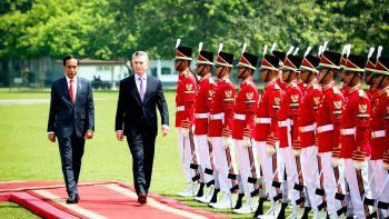El  presidente Mauricio Macri visitó el Palacio  Presidencial de Bogor, donde fue recibido por su par Joko Widodo.