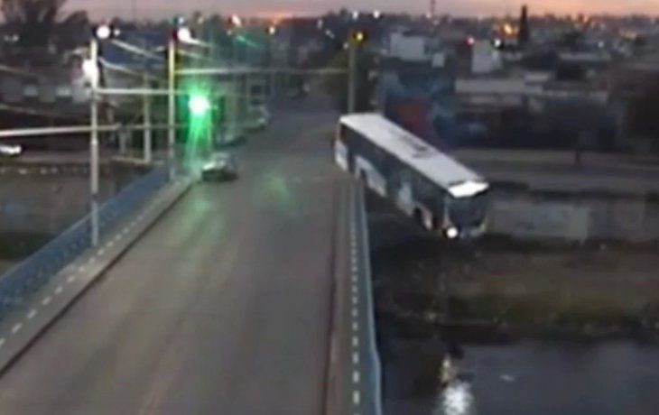 Impactante: un micro con pasajeros cayó desde un puente a un río de Córdoba
