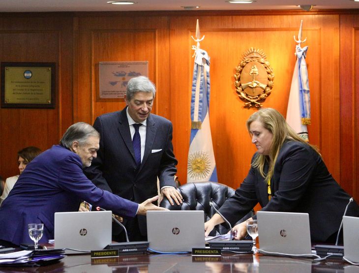 Rosatti no integra ninguna comisión, pero decidió sumarse al encuentro, agradecer la pronta convocatoria y prometer que se trabajará entre todos para generar “la mejor decisión posible”.