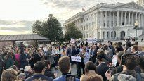 Usuarios protestan en el Congreso de EEUU para que no prohíban TikTok
