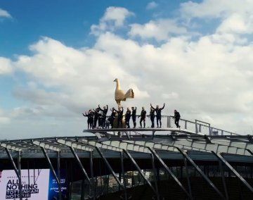 Los jugadores de Tottenham parecen tocar el cielo con las manos en lo más alto de su estadio.
