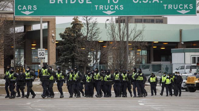 La Policía desbloquea el puente Ambassador entre Canadá y Estados Unidos.