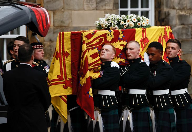 El féretro con los restos de la reina Isabel II llega a la catedral de Edimburgo.