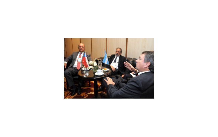 El ministro de Agricultura, Norberto Yauhar, junto a su par de Chile, Luis Mayol.