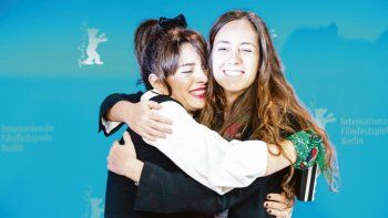 Berlinale. La actriz &Eacute;rica Rivas y la directora Natalia Meta se abrazan en la presentaci&oacute;n de &ldquo;El pr&oacute;fugo&rdquo;, entrada argentina en la competencia oficial del festival.