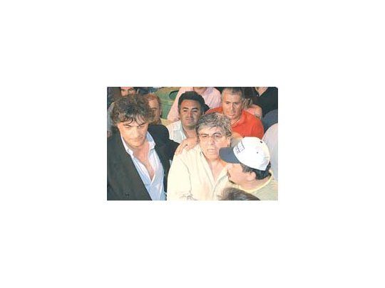 En la vereda de la central República, en Corrientes y Maipú, ocupada por los telefónicos, el camionero y triunviro de la CGT, Hugo Moyano, se hizo presente anoche, para apoyarlos en el reclamo de aumento salarial.