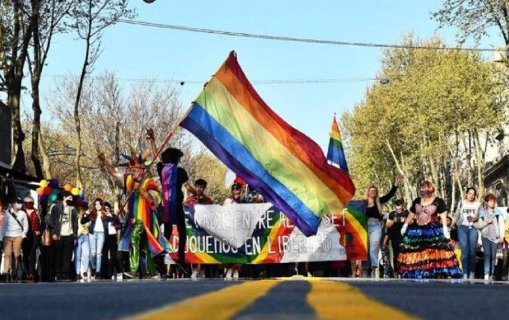 Escapada LGBTIQ+ a Colonia: una propuesta inclusiva a una hora de Buenos Aires