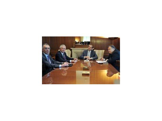 El banquero Vassilios Rápanos reunido junto con los líderes de la coalición de Gobierno griego.