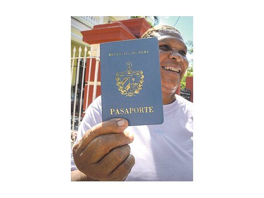 Tener un pasaporte en regla y el visado correspondiente del país receptor serán, desde el año próximo, los únicos requisitos que los cubanos deberán cumplir para poder salir de su país. La irritante «carta blanca», esto es el permiso de salida, quedará archivada.