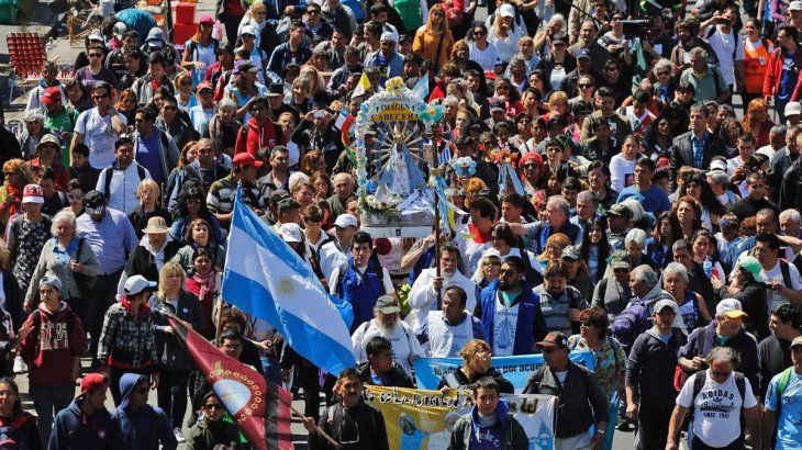 Cientos de miles de personas ya se movilizan hacia el Santuario de Nuestra Señora de Luján.