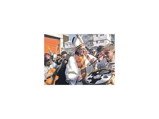 Jorge Bergoglio se demoró saludando a los miles de feligreses que se acercaron ayer a laparroquia de San Cayetano para escuchar su misa anual, en el barrio de Liniers. Hubo másde 45 cuadras de espera antes de la celebración.