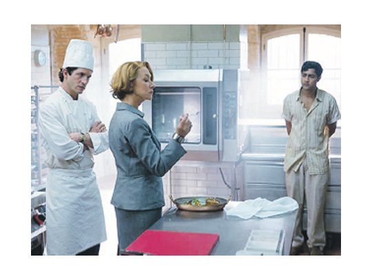 “Un viaje de 10 metros” es una linda fábula en la que Helen Mirren interpreta a la elegante dueña de un restauran de clásica comida francesa en indignada rivalidad comercial con una familia de la India que abren un local barato justo enfrente del suyo.