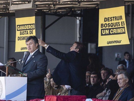 Rápidamente, los carteles fueron sacados por un agente de seguridad.