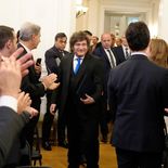 Javier Milei regresa al país con varios frentes políticos abiertos.