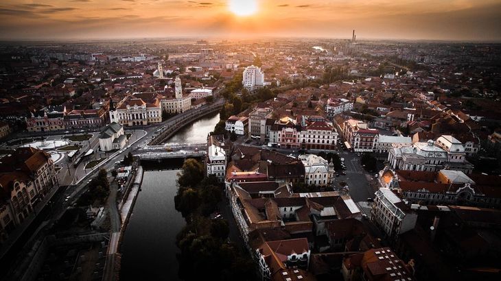 Oradea, Rumania. Tiene 240 mil habitantes. Está cerca del límite con Hungría. Oradea, Rumania. Tiene 240 mil habitantes. Está cerca del límite con Hungría.