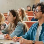 La universidad pública cumple un papel central en la formación profesional, la investigación y el desarrollo tecnológico.